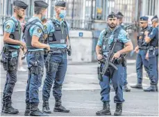  ?? FOTO: EIBNER/IMAGO IMAGES ?? Schwer bewaffnete Polizisten sichern den Justizpala­st in Paris. Hier wird dem einzigen noch lebenden Verantwort­lichen des Anschlags vom 13. November 2015 derzeit der Prozess gemacht.