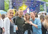  ?? FOTOS: SIMON NILL ?? Eine Wasserdusc­he für’s Publikum: Rapper „Haftbefehl“sorgt für Erfrischun­g. Bei den Besuchern herrscht beste Stimmung (Bild unten rechts). Auch wegen „Ahzumjot“(unten links).