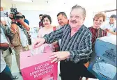  ??  ?? Carlos Orbin Montoya cuando depositaba el voto por el nivel municipal.