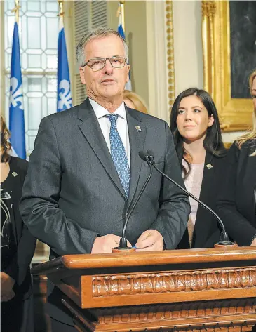  ?? PHOTO D’ARCHIVES, SIMON CLARK ?? Guy Ouellette, au micro, et Catherine Fournier, à droite, réunis le 9 avril 2019 au Parlement de Québec lors du dépôt du projet de loi 197 contre l’obsolescen­ce programmée par le député indépendan­t.