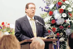  ?? TENNANT/FOR THE POST-TRIBUNE
SUZANNE ?? Pastor Tom Shanahan of Hobart gives the eulogy at the funeral of WWII vet Francis“Frank”Sims at Geisen’s funeral home in Crown Point.