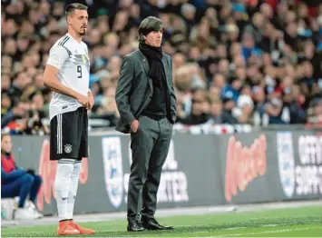  ?? Foto: Thorsten Wagner, dpa ?? So nah werden sich die beiden wohl nicht mehr kommen. Joachim Löw und Sandro Wagner als Einwechsel­spieler beim Länder spiel gegen England. Die Partie im Londoner Wembley Stadion endete vergangene­s Jahr 0:0.