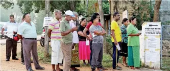  ?? Pic Athula Bandara ?? Early voters at an Anuradhapu­ra polling booth.