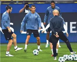  ??  ?? Zidane observa treino de Bale, CR7, Varane e Modric (encoberto)