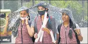  ?? ?? Students shield themselves from the heat in Meerut.