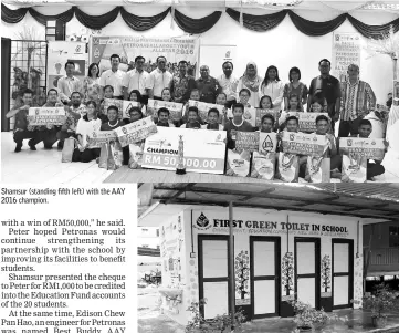  ??  ?? Shamsur (standing fifth left) with the AAY 2016 champion. The first Green Toilet at SMK Tatau.