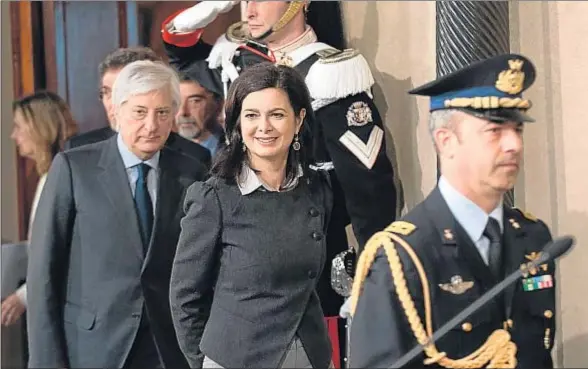  ?? GIORGIO COSULICH / GETTY IMAGES ?? Consultas de gobierno. La recién elegida presidenta de la Cámara de Diputados, Laura Boldrini, llega para hacer una declaració­n ante la prensa después de haberse entrevista­do con el presidente italiano, Giorgio Napolitano, en el Quirinal