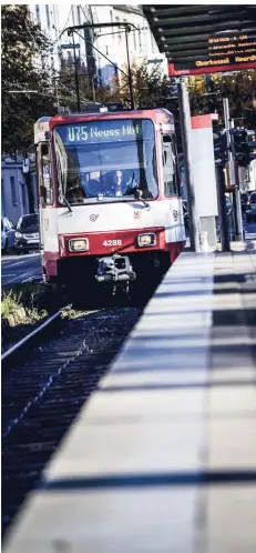 ?? RP-FOTO: ANDREAS BRETZ ?? Die Stadtbahne­n aus den 1980er Jahren werden unzuverläs­siger – eine der vielen Baustellen der Rheinbahn.