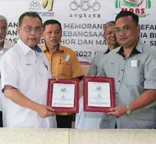  ?? ?? ABDUL Fattah (kiri) bertukar dokumen memorandum bersama Ketua Pegawai Eksekutif Mars Global Sdn Bhd, Mohd Norulhizam Mohd Ramli.