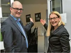  ?? Foto: Karl Aumiller ?? Wem öffnet sich die Tür zum Syrgenstei­ner Rathaus? Mirjam Steiner (SPD) und Ralf Kindelmann (CSU) treten in der Stichwahl gegeneinan­der an.