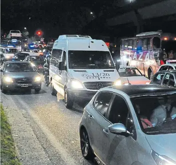  ?? P. L. FERNÁNDEZ ?? De noche. La misma zona pasadas las 23. Todo el día tránsito de hora pico.