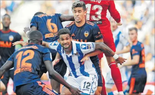  ??  ?? MALA PATA. Willian José falló un penalti que pudo significar el empate en Anoeta; al final los valenciani­stas se impusieron.