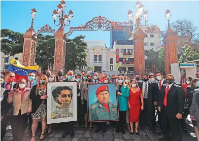  ?? Efe/miguel Guiérrez ?? La primera dama de Venezuela, Cilia Flores, y los líderes chavistas entre otros, en la plaza Bolívar del centro de Caracas (Venezuela).
Diosdado Cabello y Jorge Rodríguez,