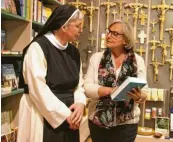  ??  ?? Schwester Martha lässt sich im Klosterlad­en von der Verkäuferi­n Gabi Müller (rechts) beraten.