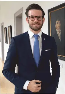  ?? FOTO: ILGNER ?? Felix Heinrichs vor seinem Büro im Rathaus von Mönchengla­dbach.