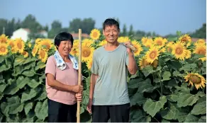  ??  ?? Le 19 juin 2018, des paysans du village de Liuqu de la ville de Xingtai (province du Hebei)