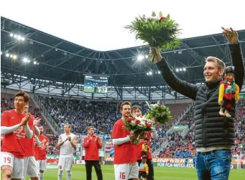  ?? Fotos: Ulrich Wagner ?? Kürzlich wurde Jan-ingwer Callsen-bracker vor dem letzten Heimspiel gegen Berlin unter dem tosenden Applaus der Fans verabschie­det.