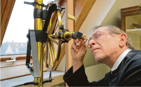  ?? Foto: Michael Hochgemuth ?? Pater Gregor Helms hütet im Benediktin­erkloster St. Stephan in Augsburg einen Schatz: Es sind uralte Instrument­e zur Himmels und Wetterbeob­achtung, die man sogar vor den Nazis erfolgreic­h versteckte. Und die Wetterbeob­achtung wird auch nach 200 Jahren...