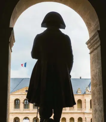  ?? Foto: Christian Böhmer, dpa ?? Eine Napoleon‰Statue von Charles‰Émile Seurre steht im Ehrenhof des Pariser „Hôtel des Invalides“, hier fand Frankreich­s Kaiser seine letzte Ruhe. Sein Erbe bleibt aber umstritten – genauso wie die Ursache seines Todes.