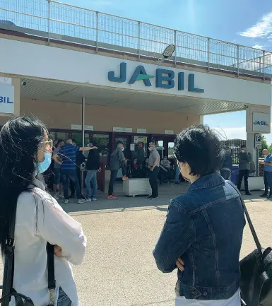  ??  ?? Incertezze L’attesa delle lavoratric­i e dei lavoratori della Jabil di Marcianise che non si sono mai mossi nemmeno ieri dai cancelli della fabbrica Il tavolo si è concluso nella tarda serata di ieri