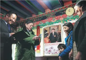  ?? CHANG CHUAN / FOR CHINA DAILY ?? Tibetan sisters Yangzom (first right) and Zhoigar listen to two government officials relaying an answer from President Xi Jinping to a letter the sisters wrote to him. The sisters live in Yumai in Lhunze county along the Himalayas’ foothills.
