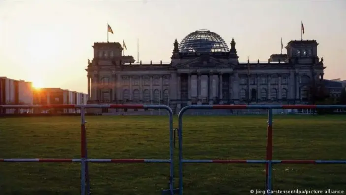  ??  ?? Schon am Morgen weiträumig abgesperrt: Das Reichstags­gebäude mit dem Plenarsaal des Bundestage­s