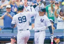  ?? AP/JOHN MINCHILLO ?? Aaron Judge y Anthony Rizzo celebran un cuadrangul­ar.