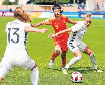  ?? /GETTY IMAGES ?? Giulia Gwinn (der.), autora de un gol, escapa a la marca de Mengyu Shen.