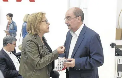  ?? EL PERIÓDICO ?? La consejera de Sanidad, Pilar Ventura, conversa con el presidente Javier Lambán en un acto.