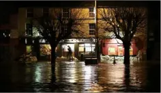  ??  ?? Businesses deploying sand bags outside their premises