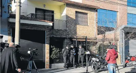  ?? DANIEL VIDES/AFP ?? Vigilância. Casa do motorista Oscar Centeno em Olivos, na Província de Buenos Aires, onde a polícia fez uma ampla busca