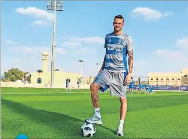  ??  ?? POSÓ PARA AS. Luan posa ayer antes del entrenamie­nto de su equipo en Abu Dhabi.