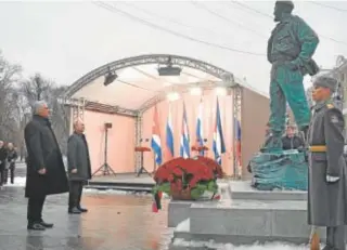  ?? AFP ?? Díaz-Canel y Putin, ante el monumento a Fidel Castro en Moscú//