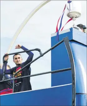  ?? FOTO: MANEL MONTILLA ?? Valverde, observando las calles de Barcelona durante la celebració­n de la rúa