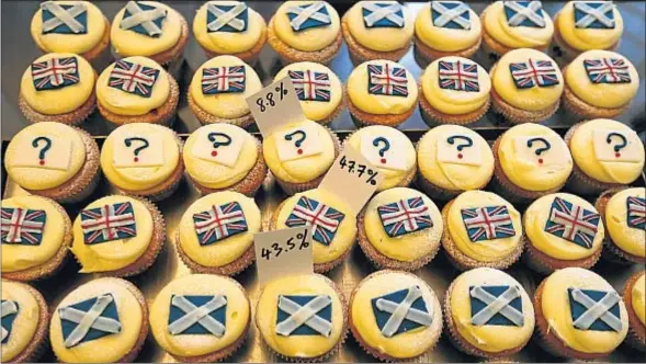  ?? RUSSELL CHEYNE / REUTERS ?? ‘Cupcakes’ para todos los gustos. La pastelería Cuckoo’s, en Edimburgo, vende magdalenas para los independen­tistas, para los unionistas y para los indecisos, y en su escaparate muestra el porcentaje que ha vendido de cada tipo