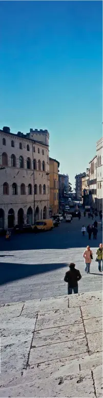  ?? (SIME) JOHANNA HUBER ?? La fuente Maggiore y el Palazzo dei Priori en la Piazza IV Novembre de Perugia, en Umbría (Italia).