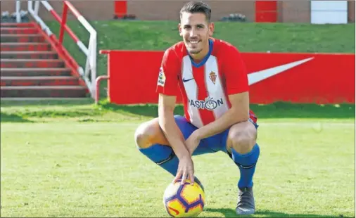  ??  ?? AMBICIOSO. Álex Alegría llega con muchas ganas de conseguir el objetivo de la temporada: el ascenso.