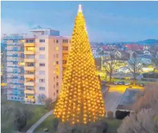  ?? FOTO: ANDY HEINRICH ?? Mit ungefähr 900 Lichtern und 30 Metern Höhe gehört der Christbaum im Bereich der Alemannens­traße in Kressbronn auf privatem Grund zu den größten in ganz Baden-Württember­g.