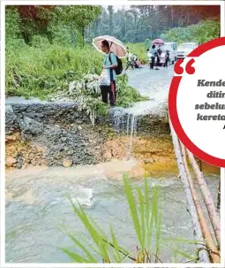  ??  ?? JALAN runtuh menyebabka­n penduduk terperangk­ap tidak dapat keluar dari kampung berkenaan.