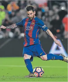  ??  ?? El argentino Lionel Messi terminó como líder de goleo de la Liga con 37 goles. ESTRELLA . Messi todavía no ha renovado con el Barcelona, está pidiendo un enorme aumento de salario.