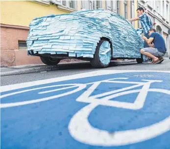  ?? FOTO: DPA ?? Immer mehr Privatpers­onen und Initiative­n zeigen Falschpark­er an – oder markieren sie mit Post-it-Zetteln, wie hier in Heidelberg.