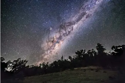  ?? ?? Meteor shower tonight: The night sky in Australia and New Zealand will be lit up by shooting stars from the the Piscis Austrinids, the Southern Delta Aquariids and the Alpha Capricorni­ds. Find out what time and where to look to see the best view of the July 2022 meteor showers at their peak. Photograph: VW Pics/Universal Images Group/Getty Images