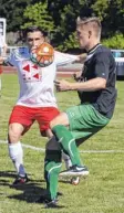  ?? Foto: Hochgemuth ?? Erneut muss der FC Stätzling seine Mannschaft umbauen. Beim Derby gegen den SV Mering kehrt auch der Offensivsp­ieler Marvin Gaag (schwarz) in den Kader zurück.