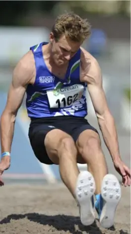  ?? FOTO BASP ?? Bjorn De Decker laat zondag op het BK indoor het verspringe­n voor wat is en focust voluit op het hink-stap-springen.