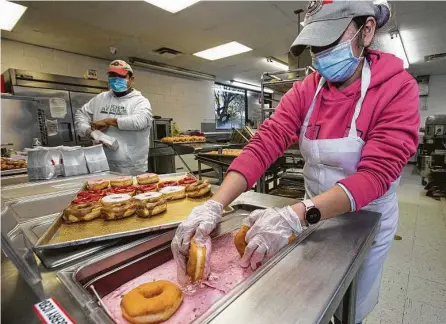  ?? Yi-Chin Lee / Staff photograph­er ?? Shipley’s Do-Nuts manager Lesli Leal prepares the sweet treats Monday in Houston. Shipley’s franchisee Alan Bergeron plans to apply for a second Paycheck Protection Program loan. He got one back in April, which helped him keep workers on payroll.