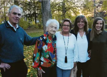  ?? Foto: Alf Geiger ?? Maria Mühlensiep­en im Kreise ihrer Familie (von links): Schwiegers­ohn Dr. Reinhard Eckert, Tochter Waltraud, und die Enkelinnen Nicole Stiegmann und Katharina Eckert. Heute feiert das „Muselmädch­e“im Türkheimer Seniorenst­ift St. Martin ihren 100. Geburtstag.