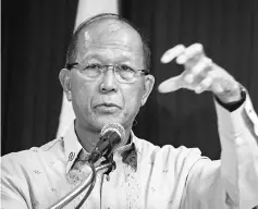  ?? — AFP photo ?? Lorenzana gestures during a press conference at the Armed Forces of the Philippine­s headquarte­rs in Manila.
