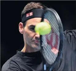  ??  ?? Roger Federer golpea la pelota en su partido contra Berrettini.