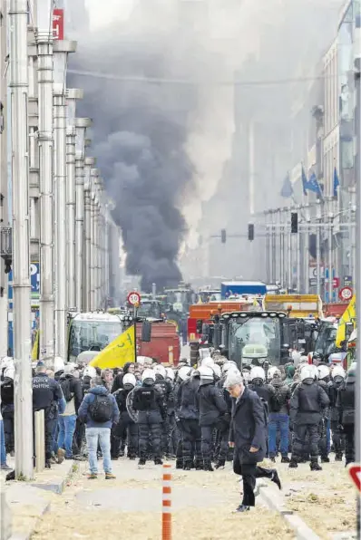  ?? Geert Vanden Wijngaer / AP ?? La policía interviene para despejar una manifestac­ión de agricultor­es en Bruselas, ayer.