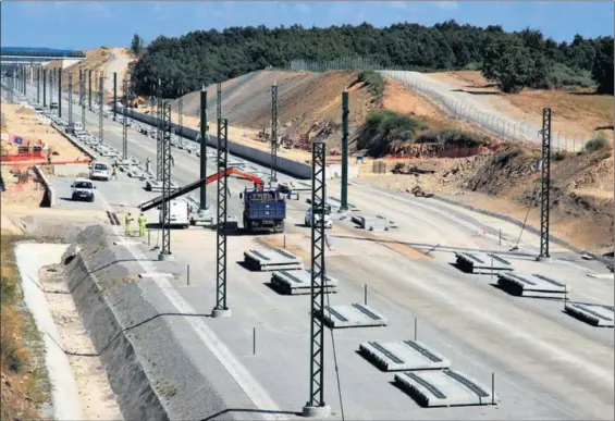  ?? / MARIAM A. MONTESINOS (EFE) ?? Obras del tramo ferroviari­o de alta velocidad Madrid-Galicia, entre Zamora y Sanabria, el pasado septiembre.